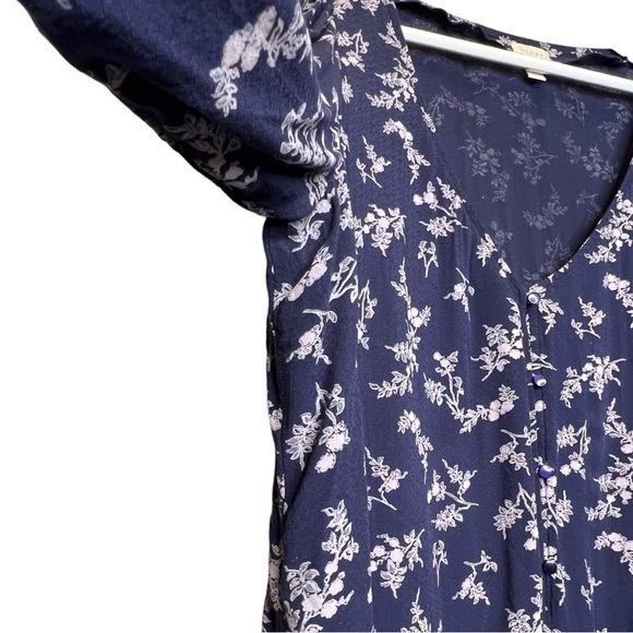 Hinge | Navy V Neck Floral Button Front Blouse 3/4 Sleeve Sz L - Picture 4 of 9